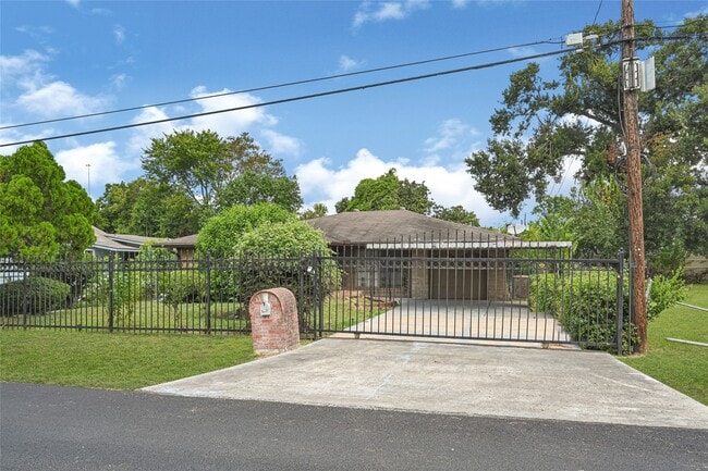 Building Photo - 3317 Le Badie St