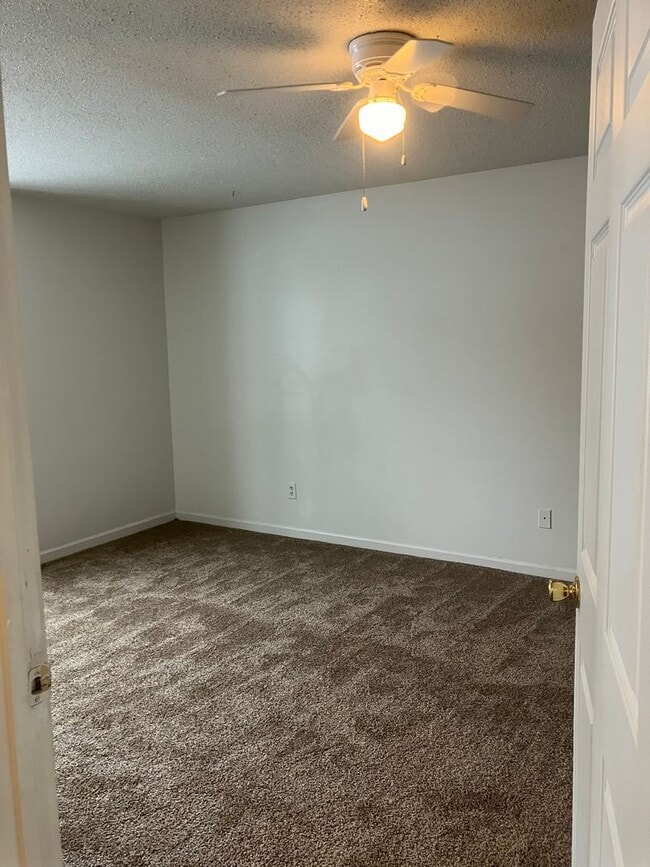 Building Photo - 2 Bedroom, Single-story Townhomes for rent in Newton, IA