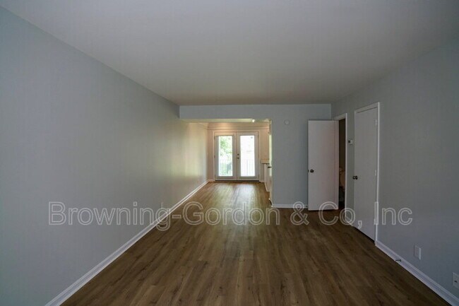 Building Photo - 5025 Hillsboro Dr