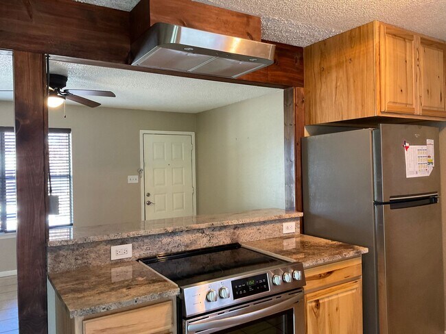 Building Photo - **APPLICATION RECEIVED**  3-Bedroom Home in Downtown Burnet with Large Fenced Yard!