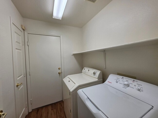 Building Photo - Beautiful Single Story Home