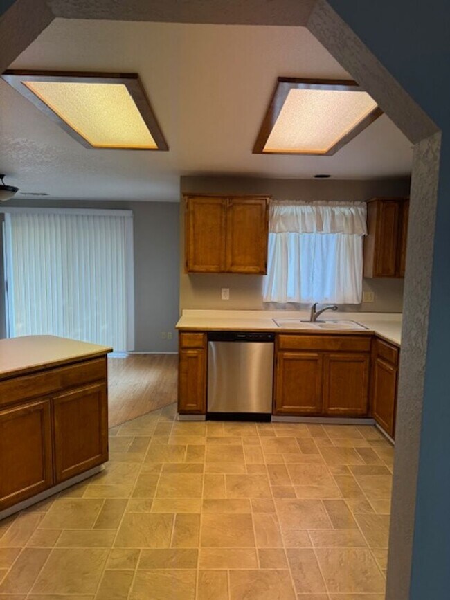 Building Photo - SINGLE LEVEL 3 BEDROOM HOME, FENCED IN YARD