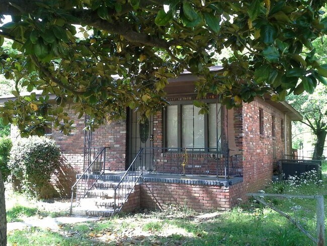 Building Photo - 816 Northwood Dr