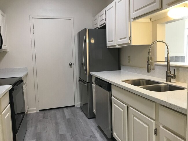 Building Photo - Great Location 2/2 BACKS TO NORTHEN WALNUT CREEK TRAIL