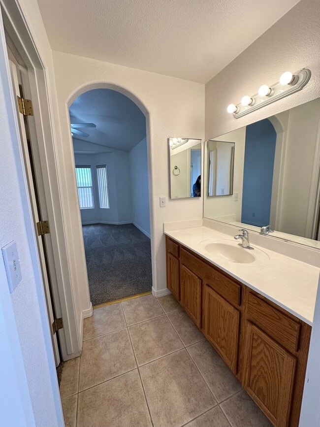 Building Photo - Great 3 Bedroom Home with Detached Garage!