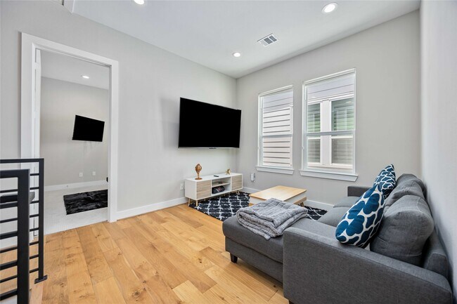 Building Photo - 5821 Kansas St