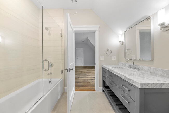 Building Photo - 389 Spring Unit# C