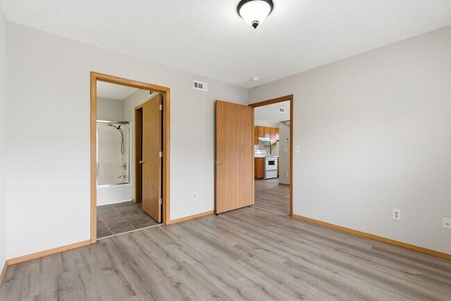 Building Photo - 3360 S Fairway Ave