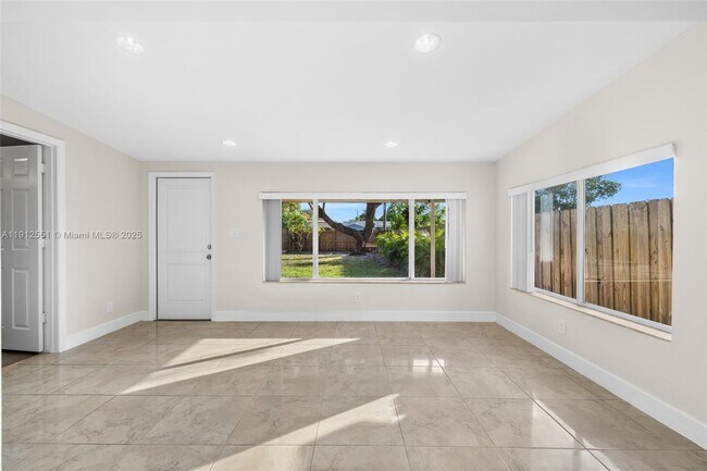 Building Photo - 2410 Coolidge St