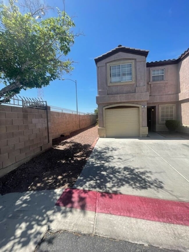 Building Photo - 3 Bedroom Townhouse!!