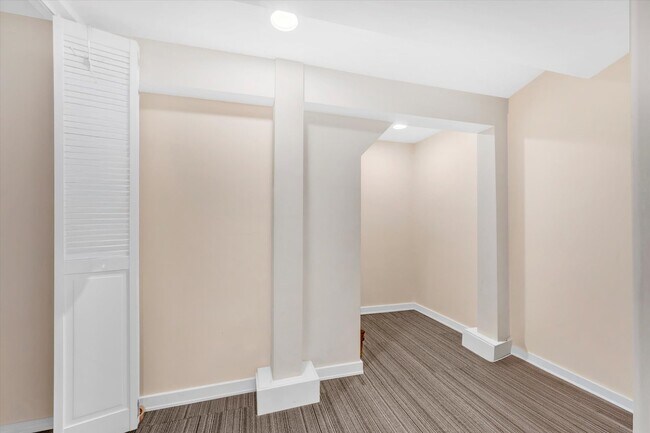 Building Photo - 2212 W Iowa St