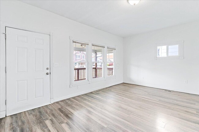 Building Photo - 866 E Starr Ave