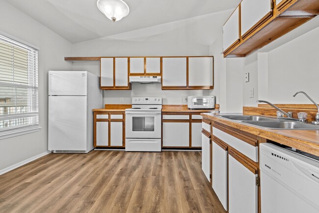 Building Photo - Beautiful condo in Great Neck Landing