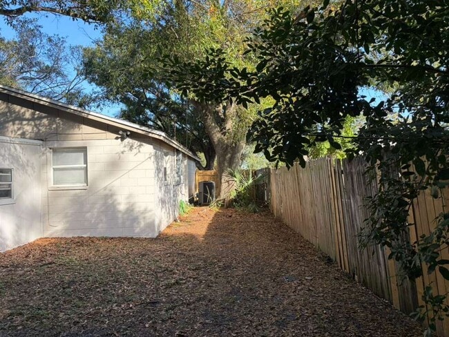 Building Photo - Gulfpfort Home With A Bonus Room