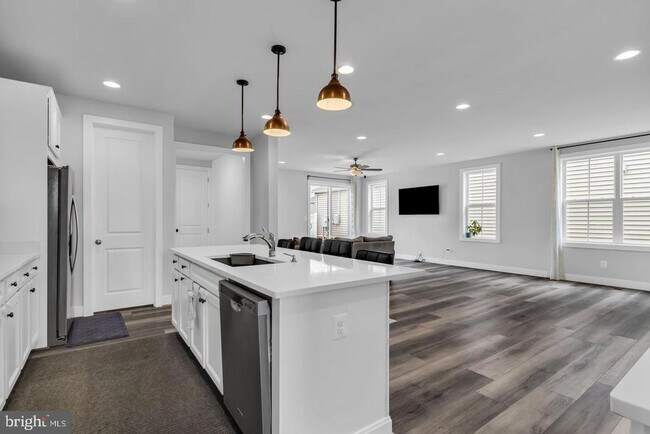 Building Photo - 41919 Spring Air Dr