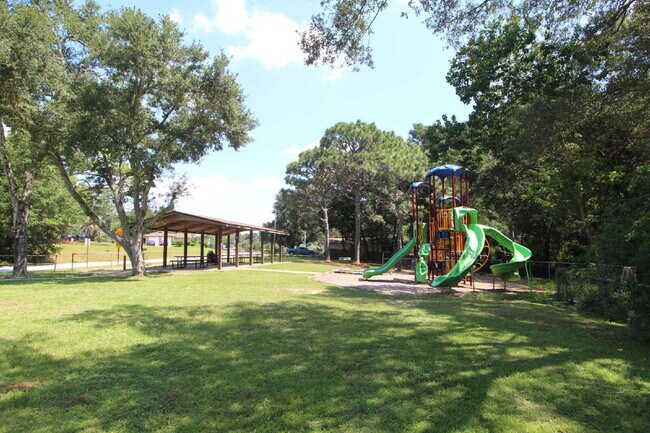 Building Photo - 2-Bedroom Apt. with Walk-In Closet & Private Deck