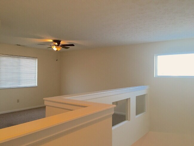 Building Photo - Welcome home to this charming 3-bedroom, 2.5-bath home with a loft in the desirable Village Pines...
