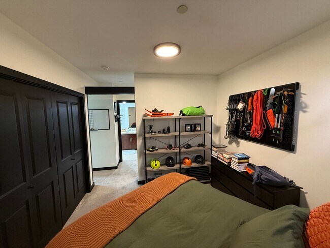 Building Photo - Modern 1BR Condo with Luxury Amenities in ...