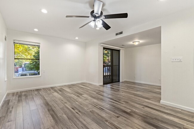 Building Photo - 302 Pleasant St