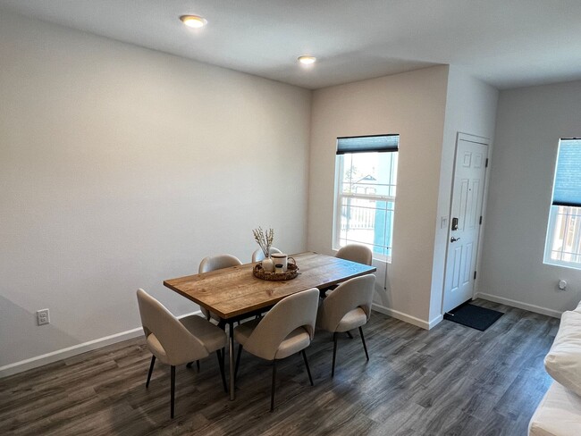 Building Photo - Furnished Rent in South Reno