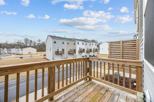 Building Photo - Raleigh Living Made Easy – 3BR Townhome w/ Amenities & Prime Location