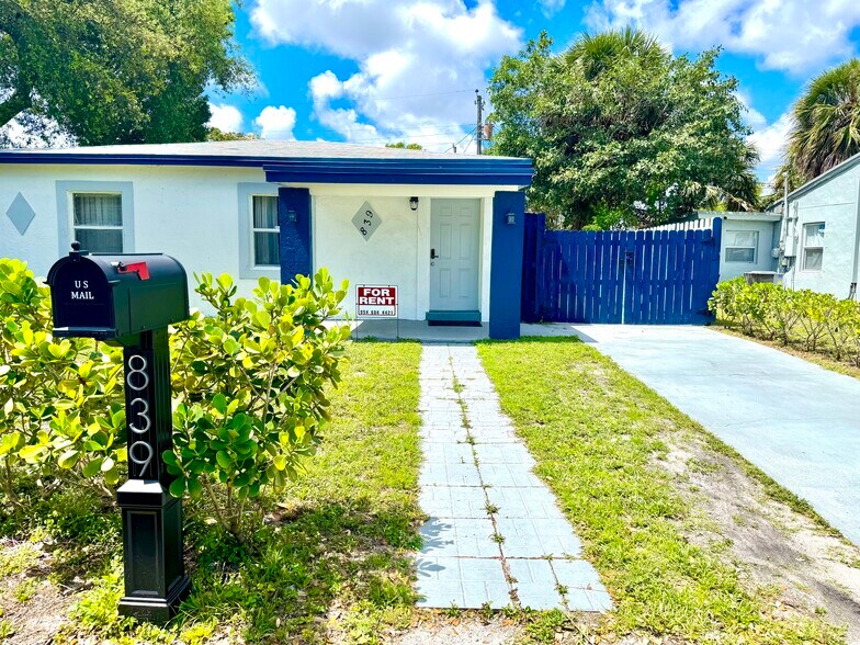 Building Photo - 839 NW 16th Ter