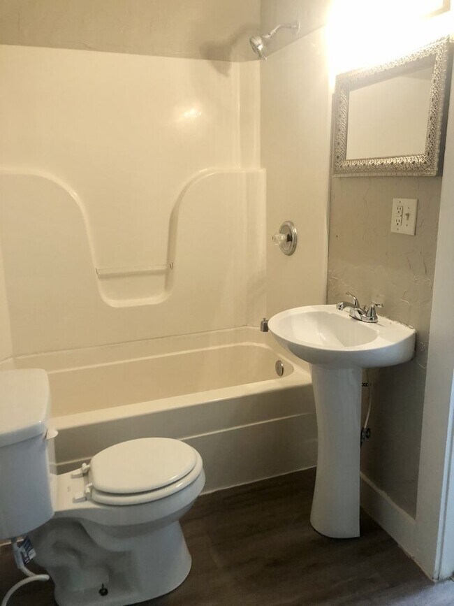 Building Photo - AVAILABLE NOW!  2 bedroom 1.5 bathroom