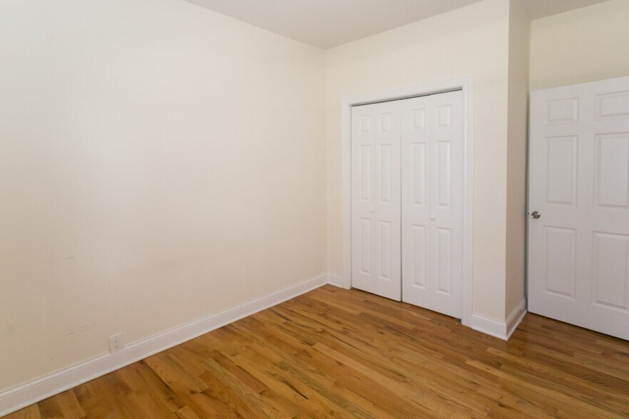 Building Photo - 834 W Waveland Ave