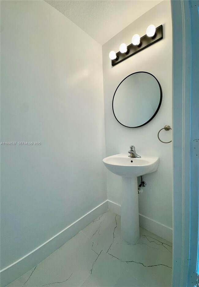 Building Photo - 2853 SE 1st Dr