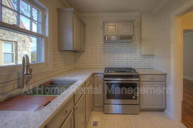 Building Photo - 1316 S Knoxville Ave