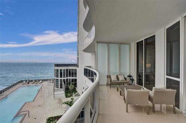 Building Photo - 15901 Collins Ave