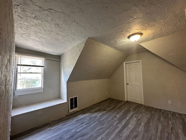 Building Photo - *** Shadyside * Large 4 Bedroom House For ...