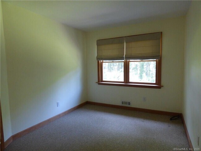 Building Photo - 5 Candlewood Lake Dr