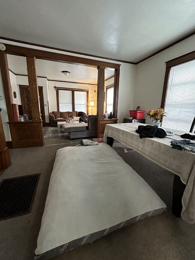 Building Photo - 6 bedroom 2 bath Duplex - available for Ju...