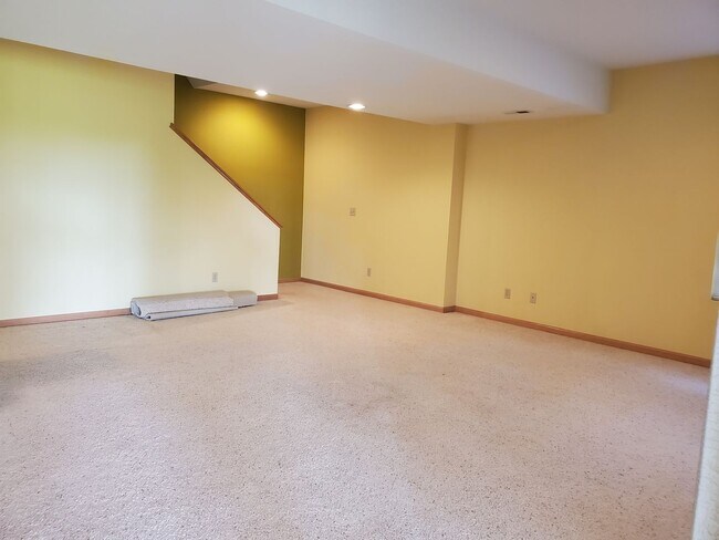 Building Photo - 3 bedroom 3 bath, 2car gar, balcony deck a...