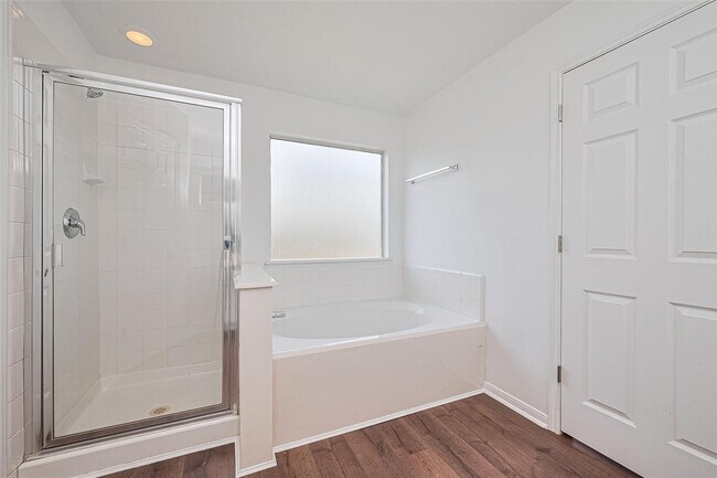 Building Photo - 12230 Hawthorne Hill Cir