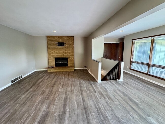 Building Photo - Spacious, Private Retreat in the Heart of the City