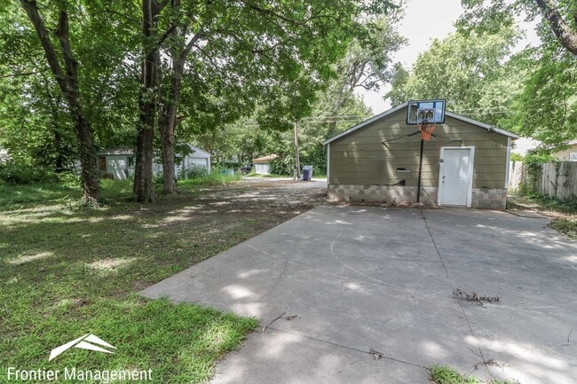 Building Photo - Awesome 6 bedroom home in a great location!