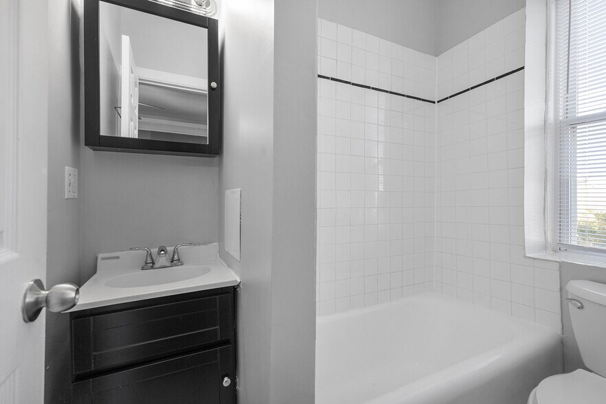 Building Photo - 5847 N Kenmore Ave