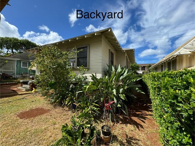 Building Photo - Charming detached single family Kaimuki 3 bdrm, 1 bath home on level lot