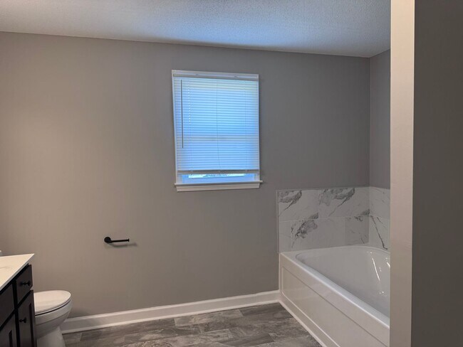 Building Photo - 130 Shady Maple Dr