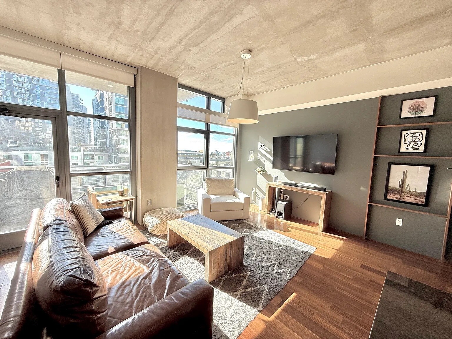 Floor to ceiling windows - 1494 Union St