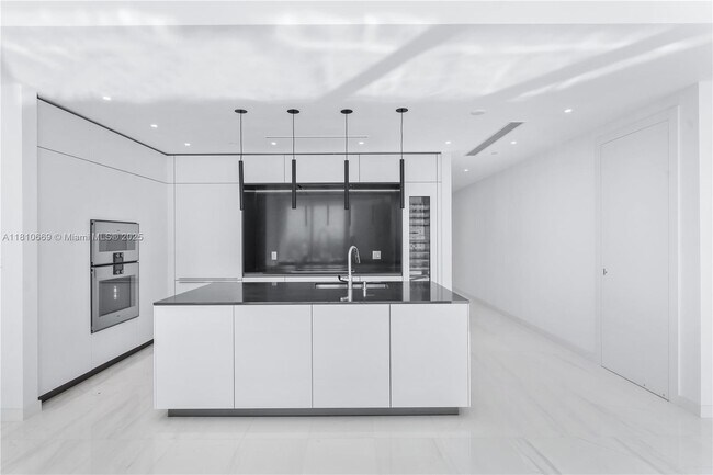 Building Photo - 300 Biscayne Blvd Way