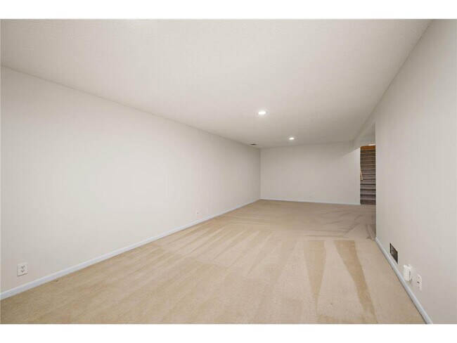 Building Photo - 953 Redwood Dr