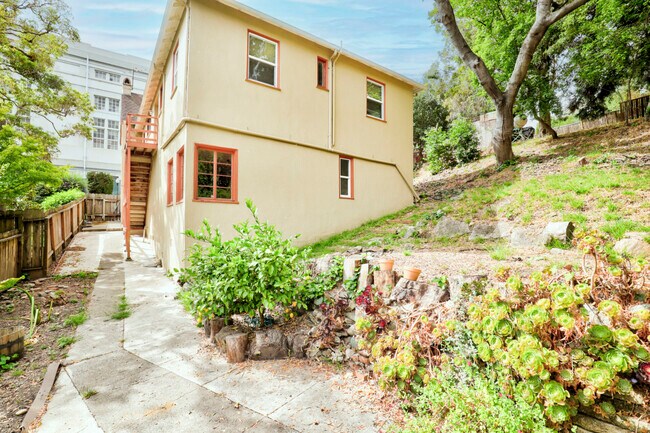 Building Photo - 733 Grosvenor Pl
