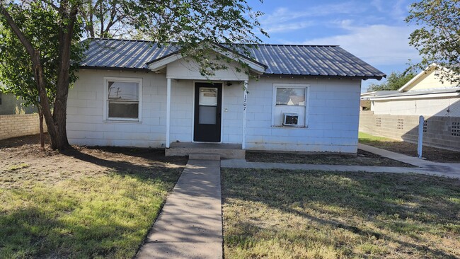 Building Photo - 1707 W 17th Ln