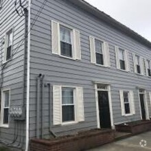 Building Photo - Small 2 Bedroom, 1 Bathroom 2nd Floor Apt ...