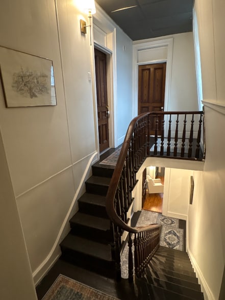 Building Photo - 615 W Market St