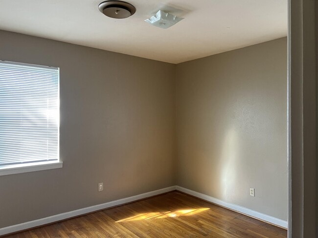Building Photo - 1105 Pine Dr