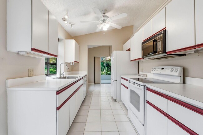 Building Photo - 6170 Bay Isles Dr